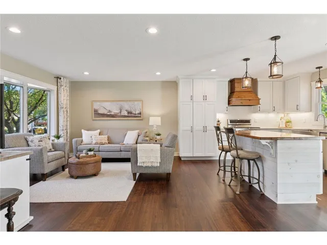 $465,000 | 2404 Helena Avenue North, Oakdale, MN 55128