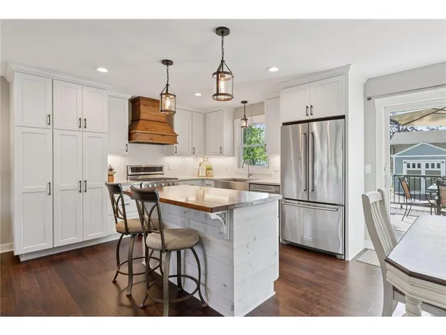 $465,000 | 2404 Helena Avenue North, Oakdale, MN 55128