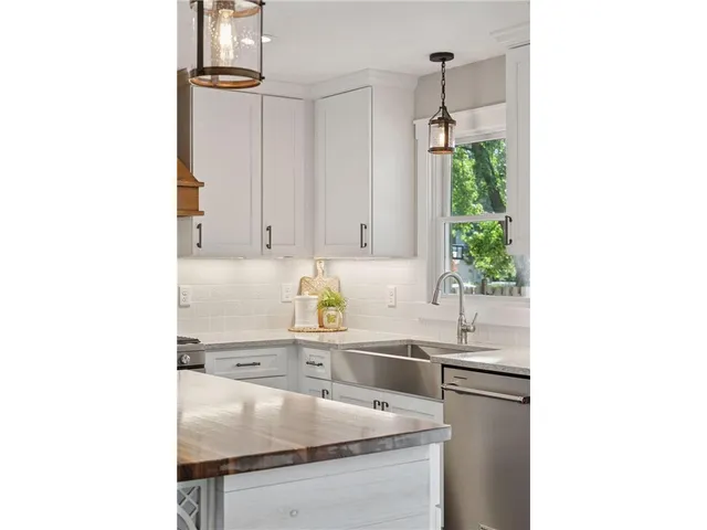 $465,000 | 2404 Helena Avenue North, Oakdale, MN 55128