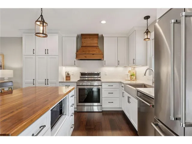 $465,000 | 2404 Helena Avenue North, Oakdale, MN 55128