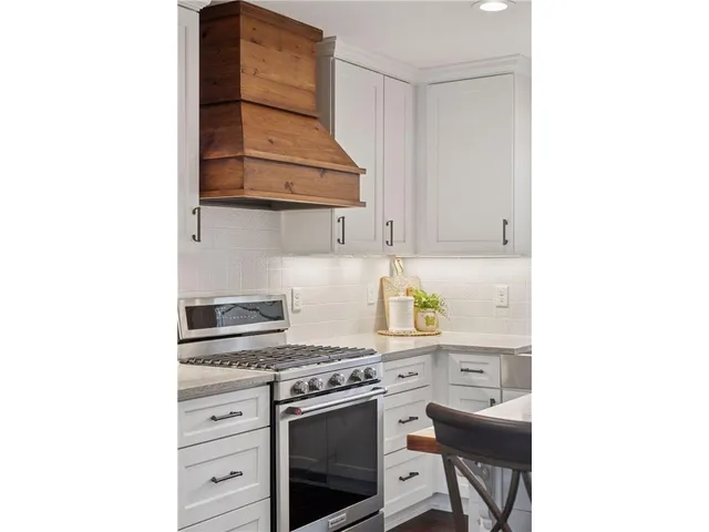 $465,000 | 2404 Helena Avenue North, Oakdale, MN 55128