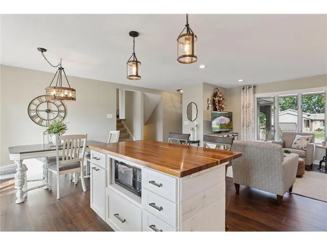 $465,000 | 2404 Helena Avenue North, Oakdale, MN 55128