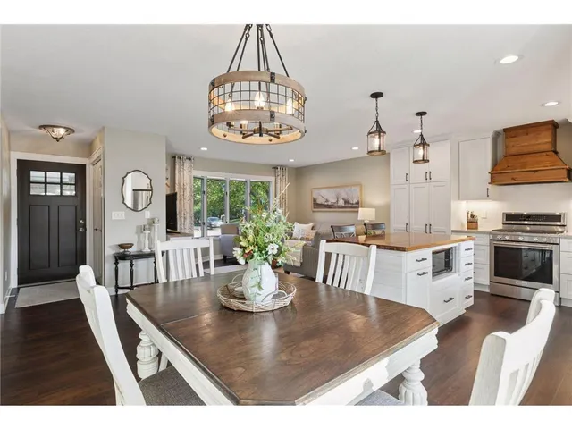 $465,000 | 2404 Helena Avenue North, Oakdale, MN 55128