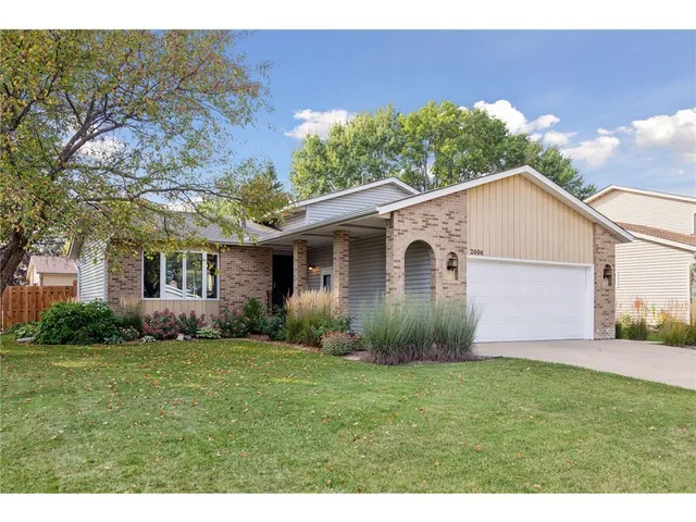 $465,000 | 2404 Helena Avenue North, Oakdale, MN 55128