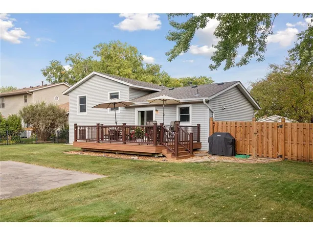 $465,000 | 2404 Helena Avenue North, Oakdale, MN 55128