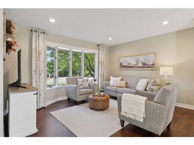 $465,000 | 2404 Helena Avenue North, Oakdale, MN 55128