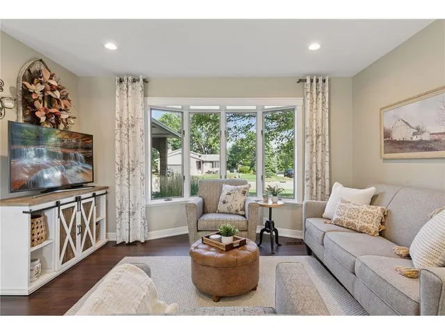 $465,000 | 2404 Helena Avenue North, Oakdale, MN 55128