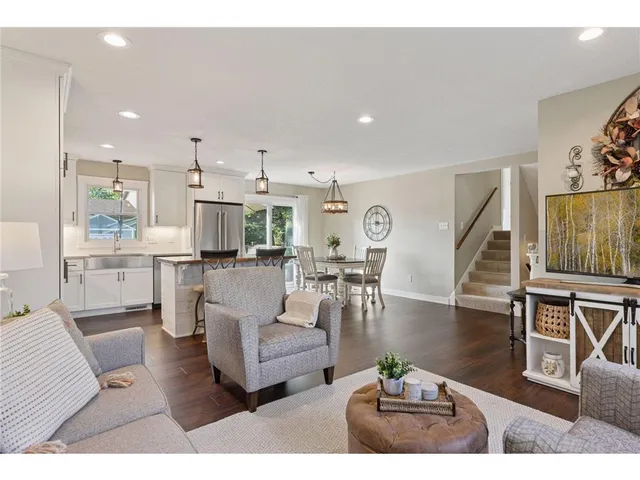 $465,000 | 2404 Helena Avenue North, Oakdale, MN 55128