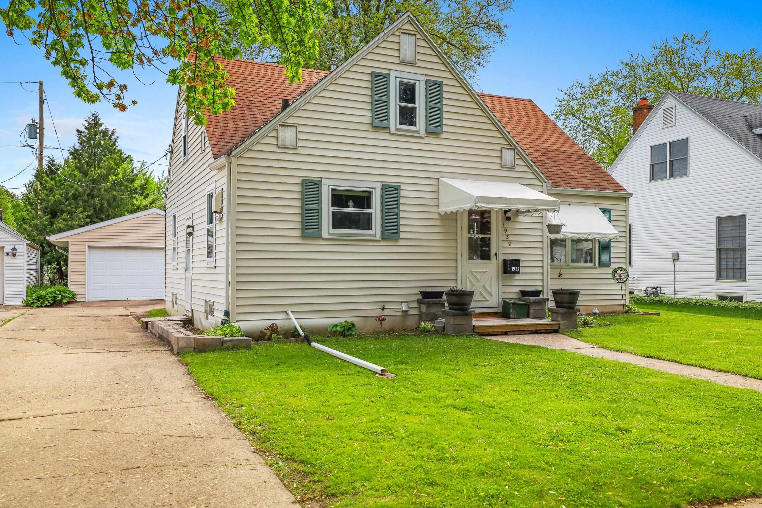 1932 North Division Street Appleton, WI 54911 - Photo 2 of 29