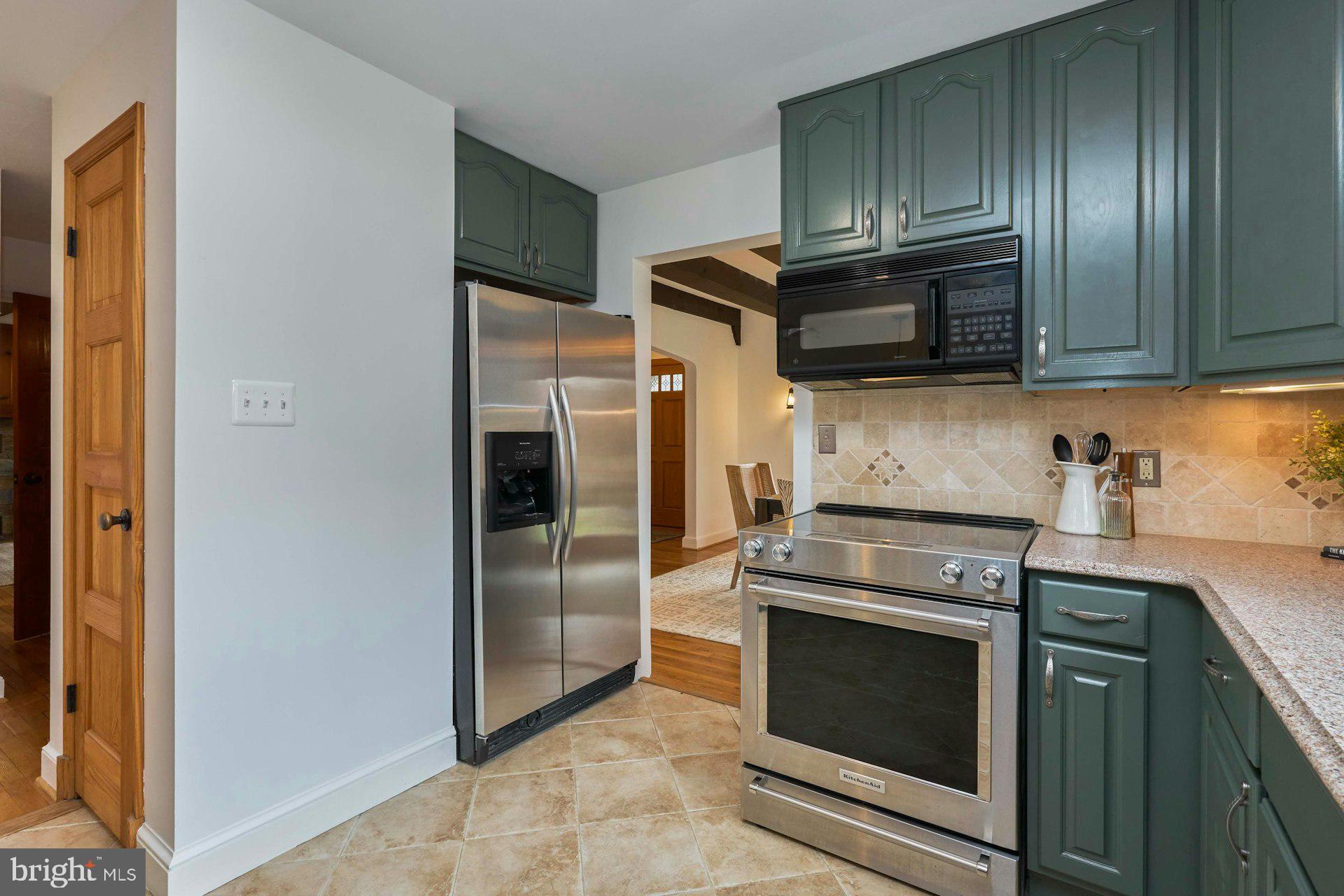 6586 Braddock Road Alexandria, VA 22312 - Photo 13 of 57 Well laid out kitchen with SS appliances