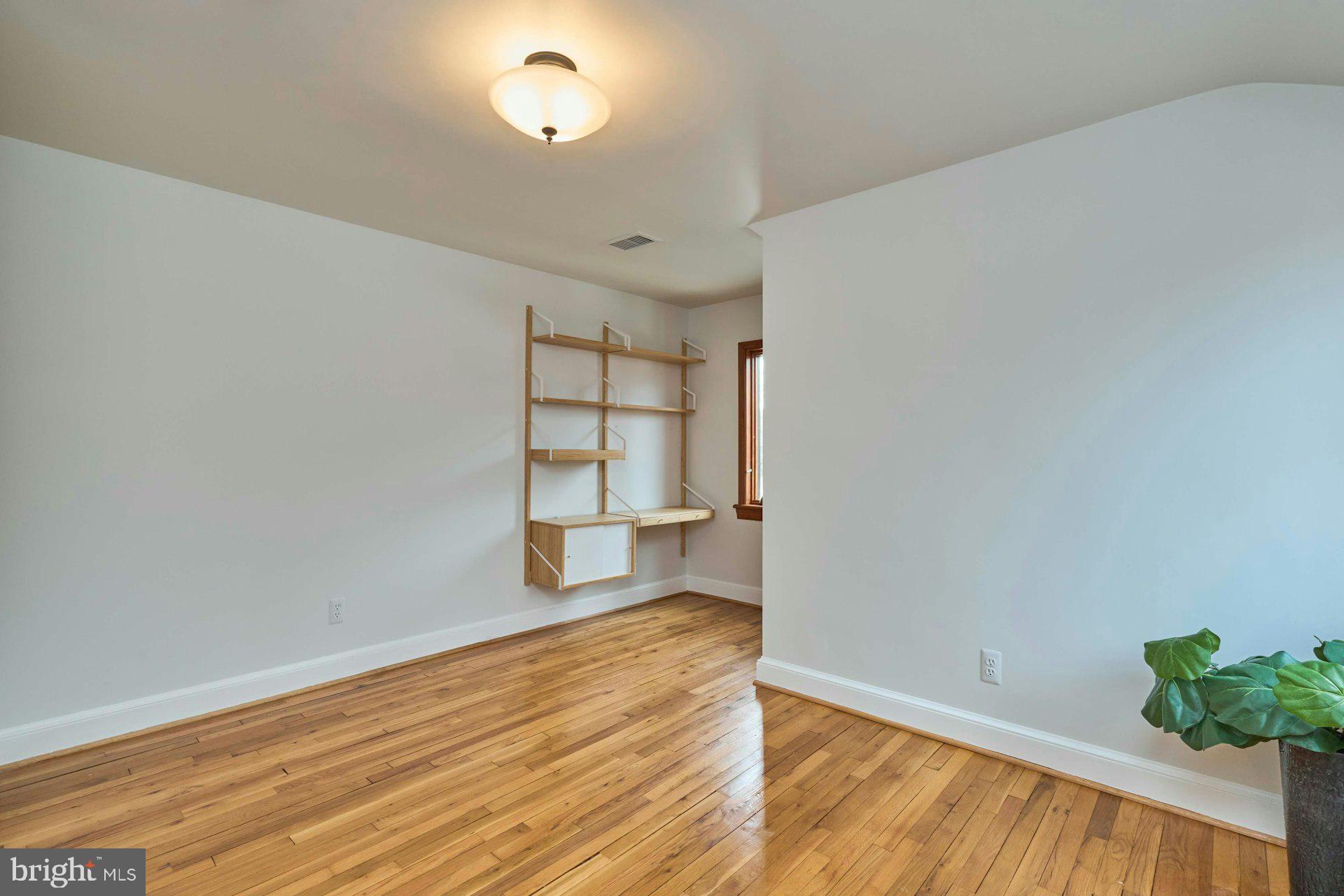 6586 Braddock Road Alexandria, VA 22312 - Photo 34 of 57 Bedroom 3 with built-in desk