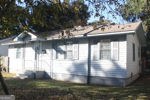 a view of a house with a yard