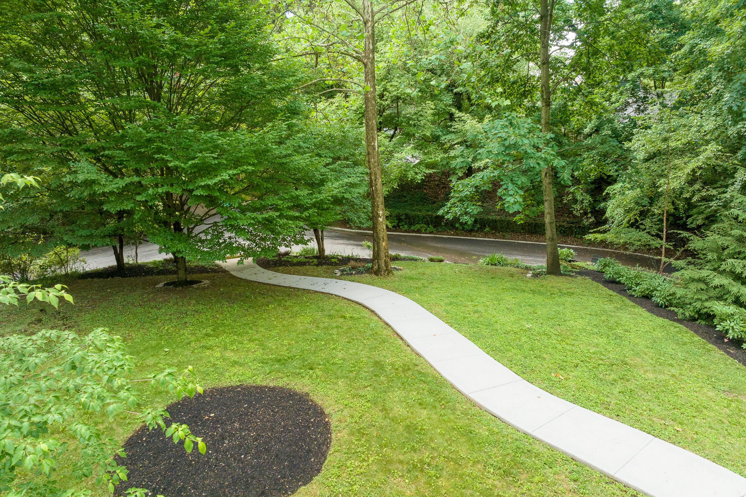 396 Midgard Road Columbus, OH 43202 - Photo 4 of 53 Front yard