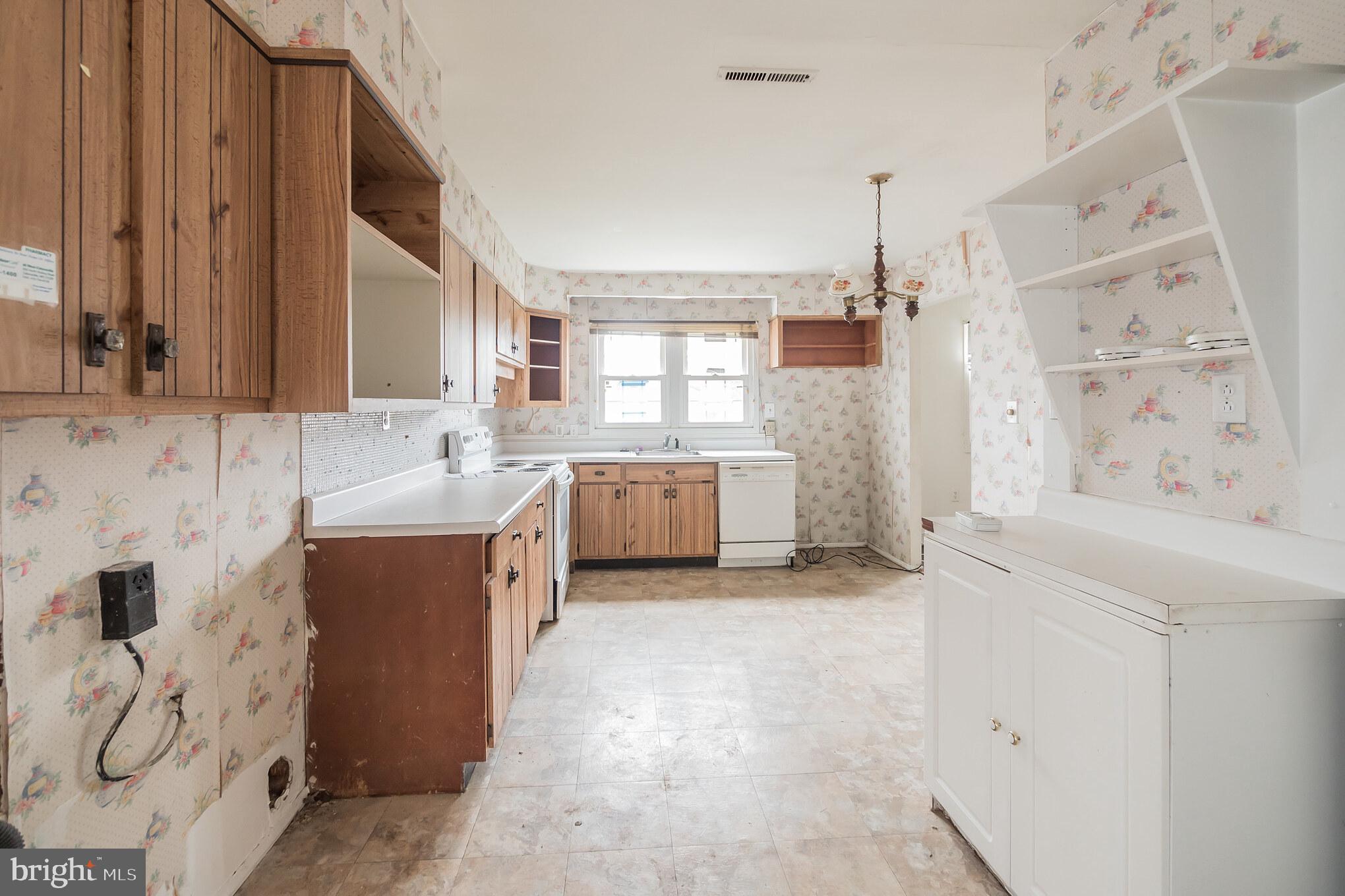 1702 Chesterton Road Baltimore, MD 21244 - Photo 9 of 25