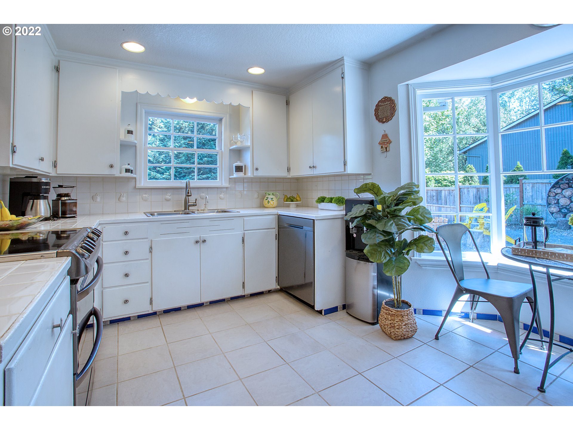 3218 Southwest Huber Street Portland, OR 97219 - Photo 12 of 26 Gallery Image 12