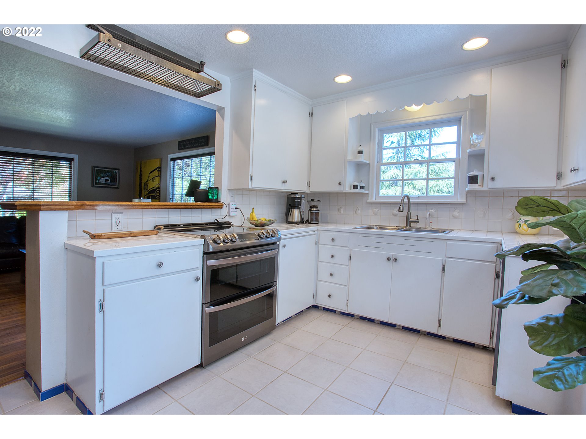 3218 Southwest Huber Street Portland, OR 97219 - Photo 13 of 26 Gallery Image 13