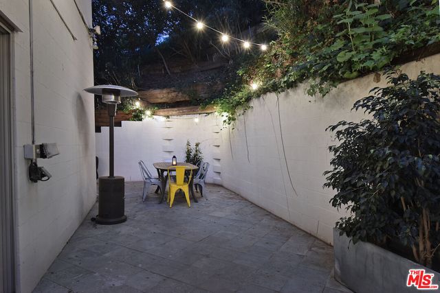 a view of an entryway with a livingroom