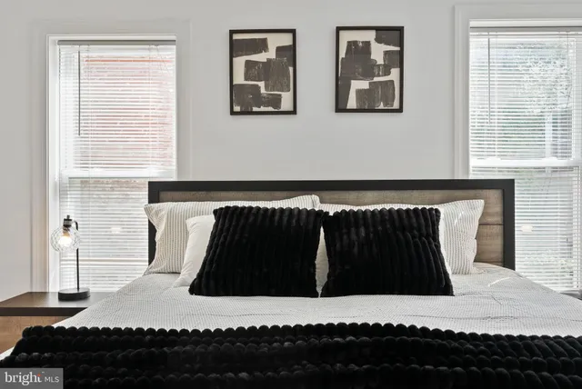 a black and white photo of a living room