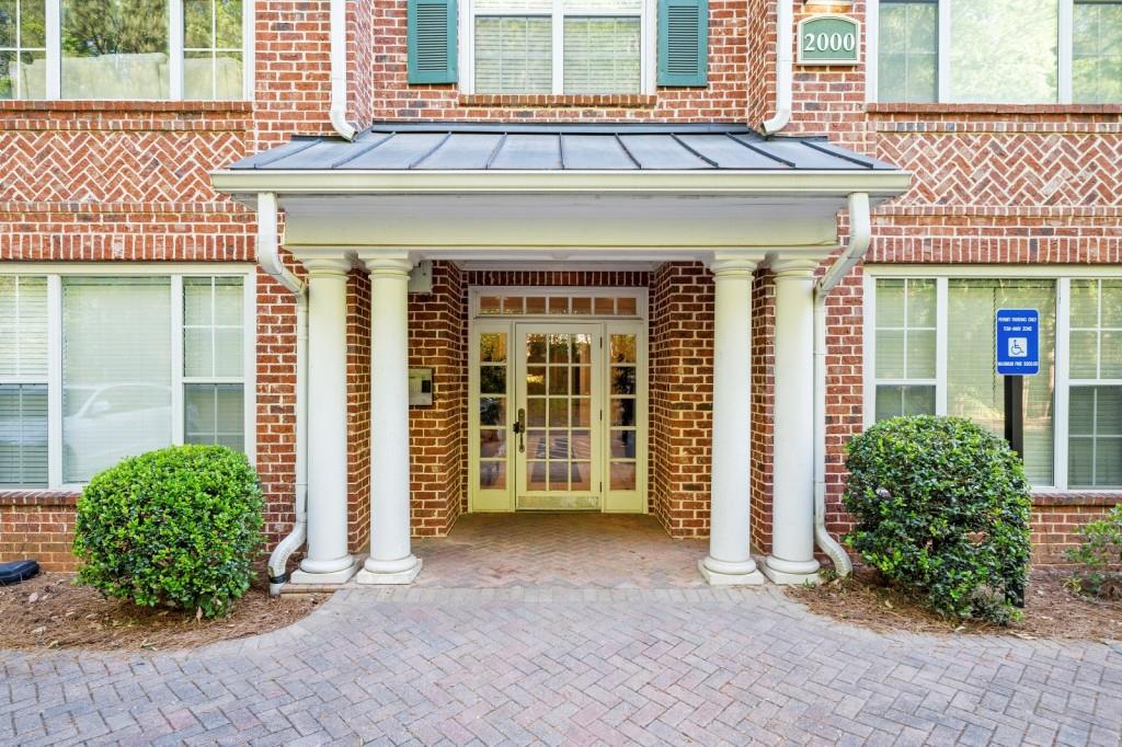 2103 Stratford Commons, Unit 2103 Decatur, GA 30033 - Photo 28 of 32 a front view of a house with a yard