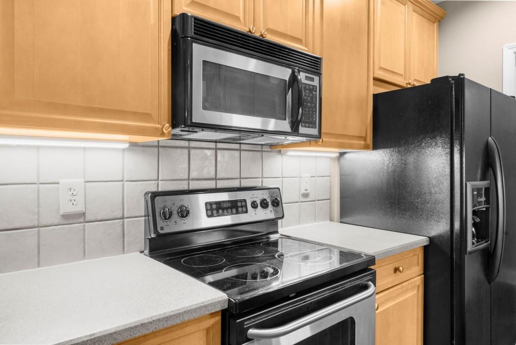 2103 Stratford Commons, Unit 2103 Decatur, GA 30033 - Photo 5 of 32 a kitchen with a stove and a microwave