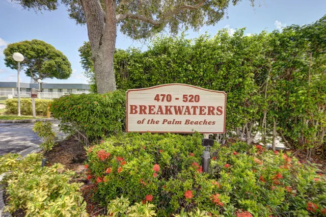 a view of a house with backyard and garden