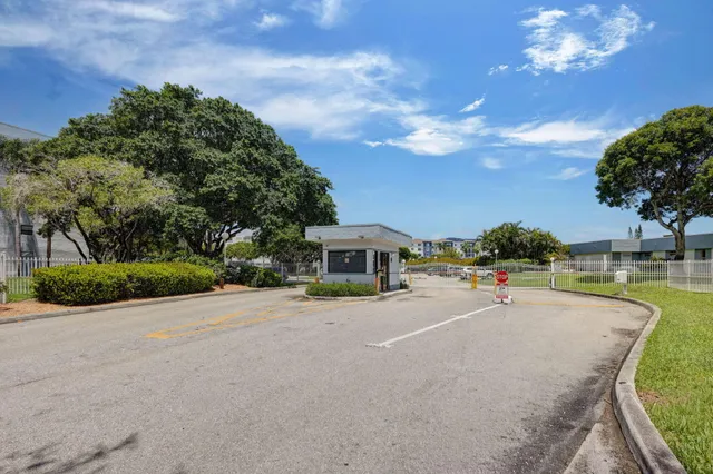 $1,895 | 500 Executive Center Drive, Unit 5A, West Palm Beach, FL 33401