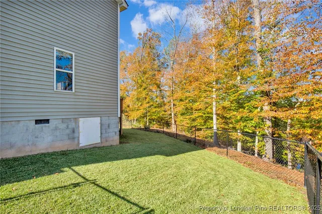 a view of back yard of the house