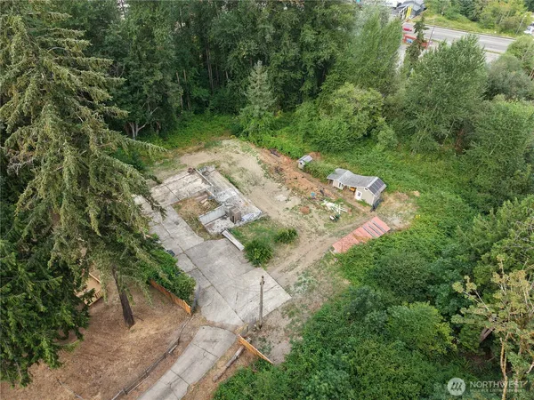 a view of a street with a yard
