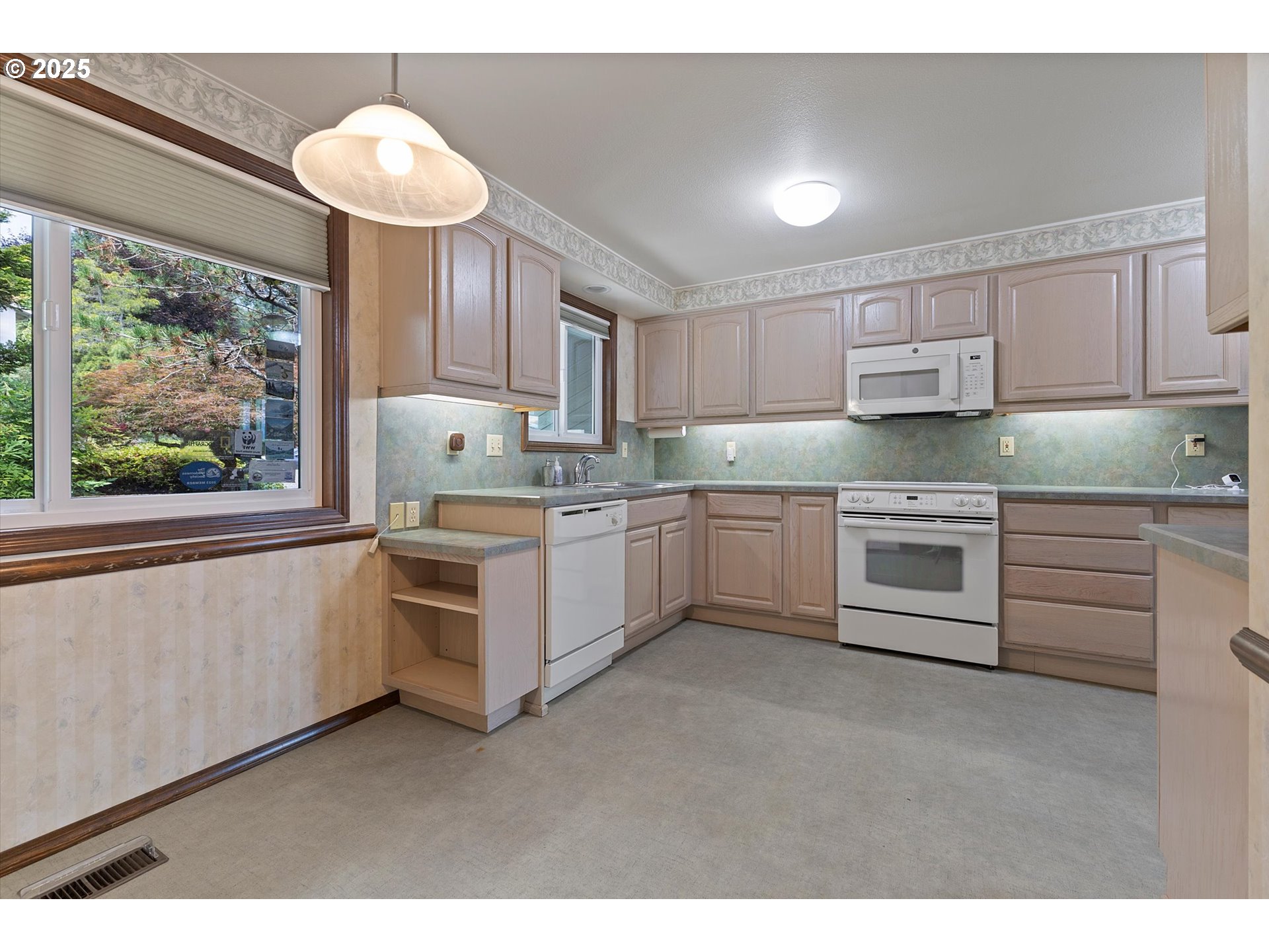 10340 Southwest 41st Avenue Portland, OR 97219 - Photo 3 of 33 Kitchen