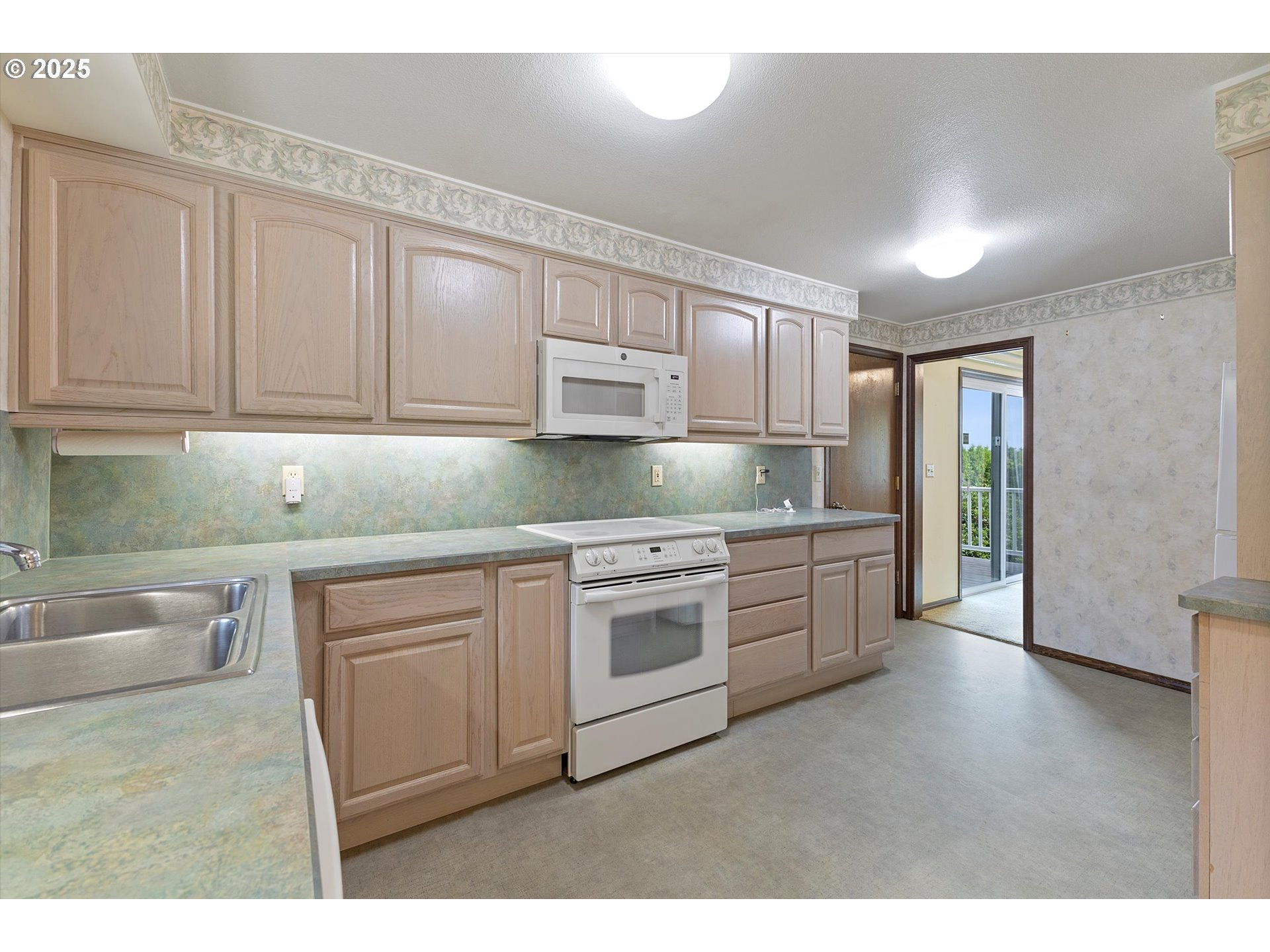 10340 Southwest 41st Avenue Portland, OR 97219 - Photo 4 of 33