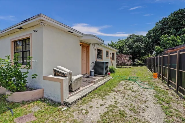 a view of a house with backyard and garden
