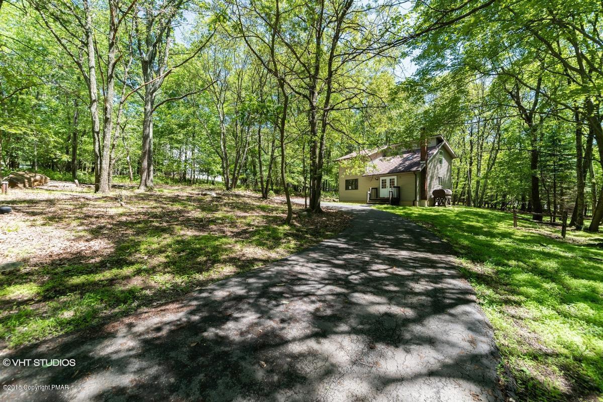1186 Little Twig Road Effort, PA 18330 - Photo 5 of 24 a backyard of a house with lots of green space