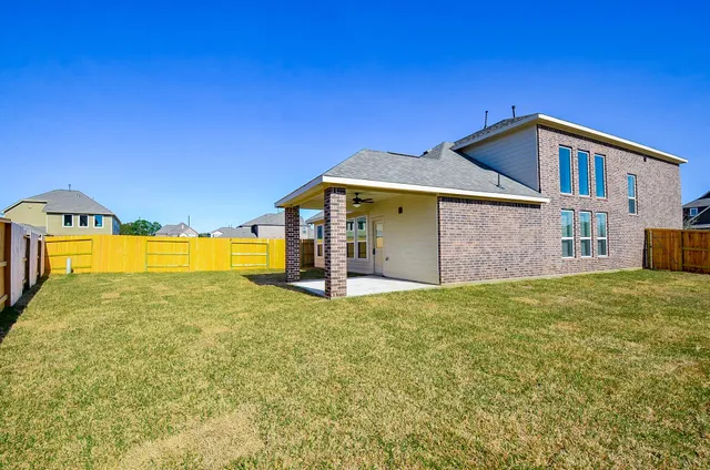 a view of a back yard of the house