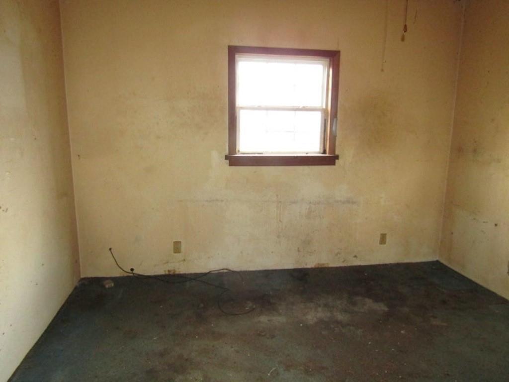 943 Mary Street Langeloth, PA 15054 - Photo 14 of 22 an empty room with a window