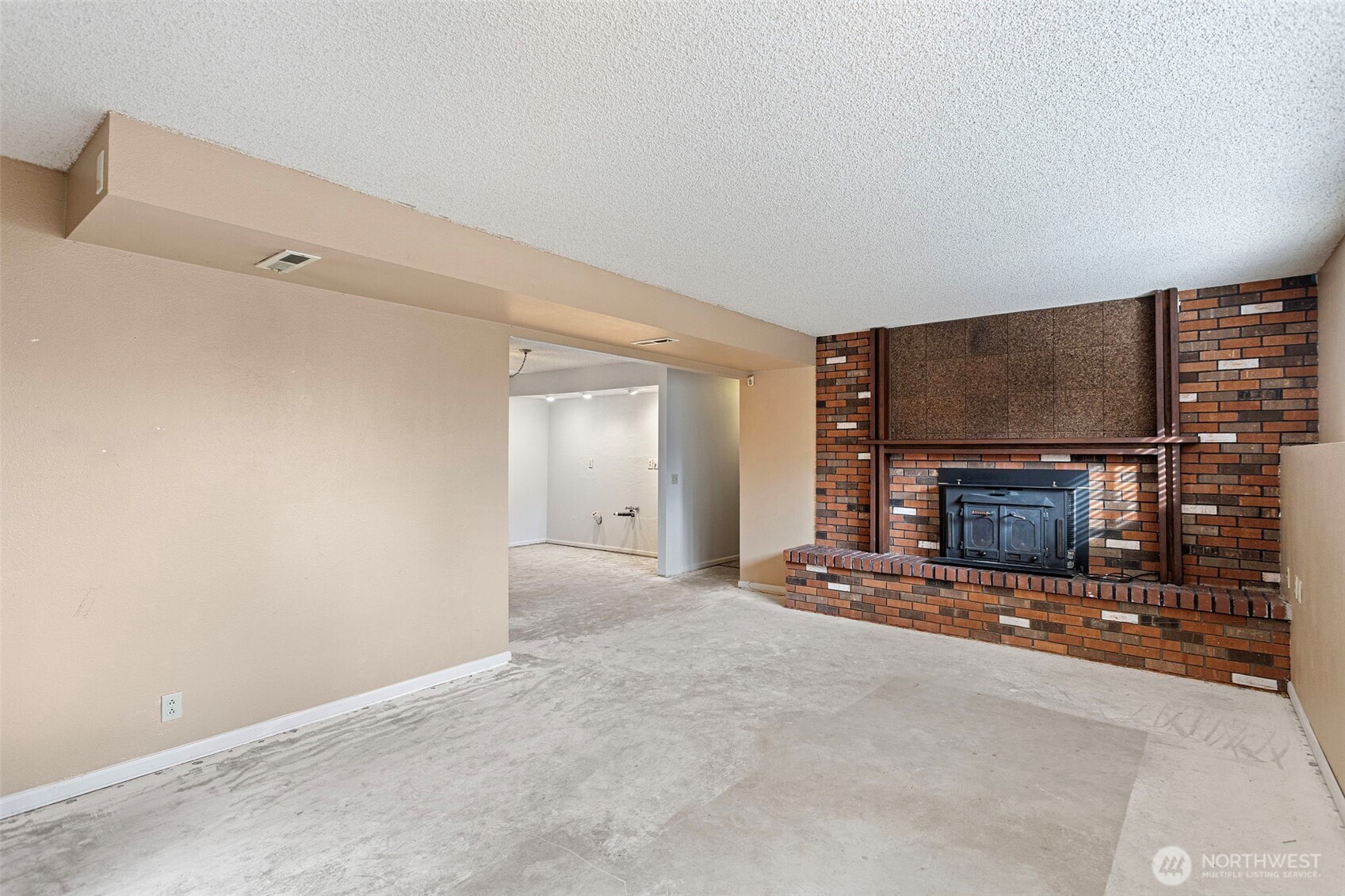 32321 44th Place Southwest Federal Way, WA 98023 - Photo 22 of 37 a view of an empty room with a fireplace