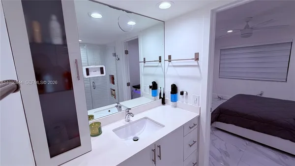 a en suite bathroom with a double vanity sink and mirror