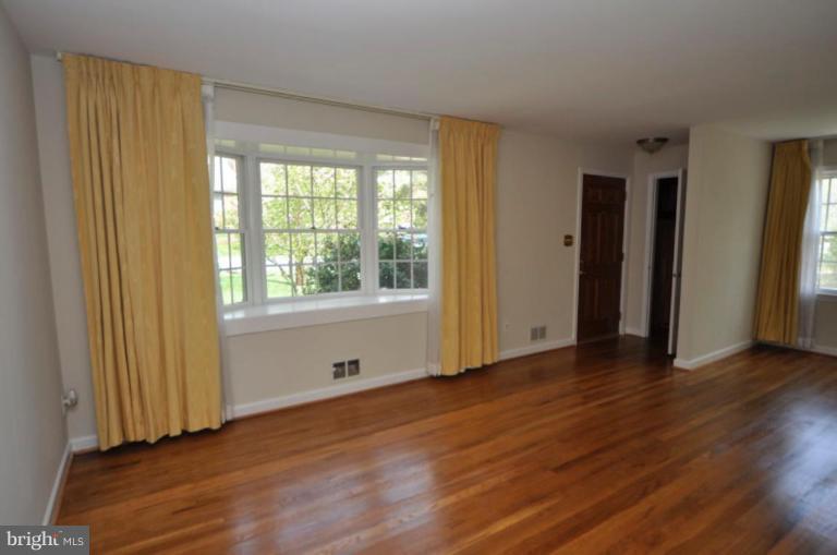 8056 Fairfax Road Alexandria, VA 22308 - Photo 12 of 14 Living Room