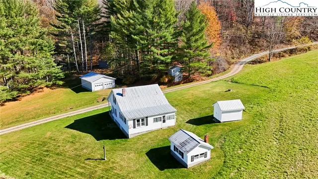 a view of a house with yard