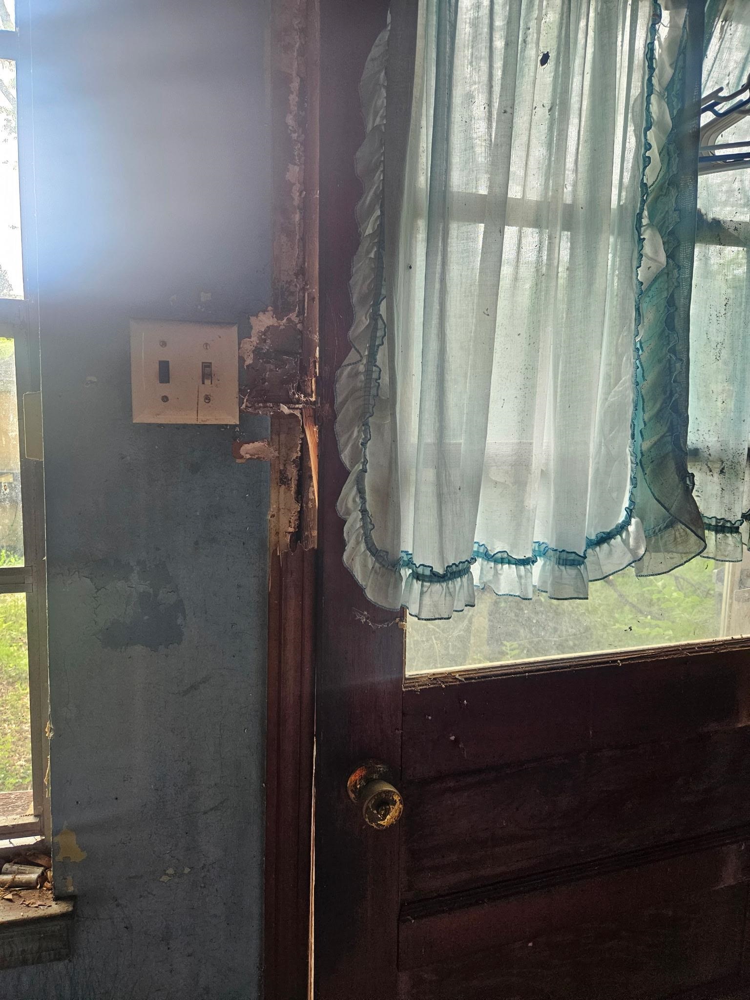 5153 Neely Road Memphis, TN 38109 - Photo 5 of 6 a view of mirror