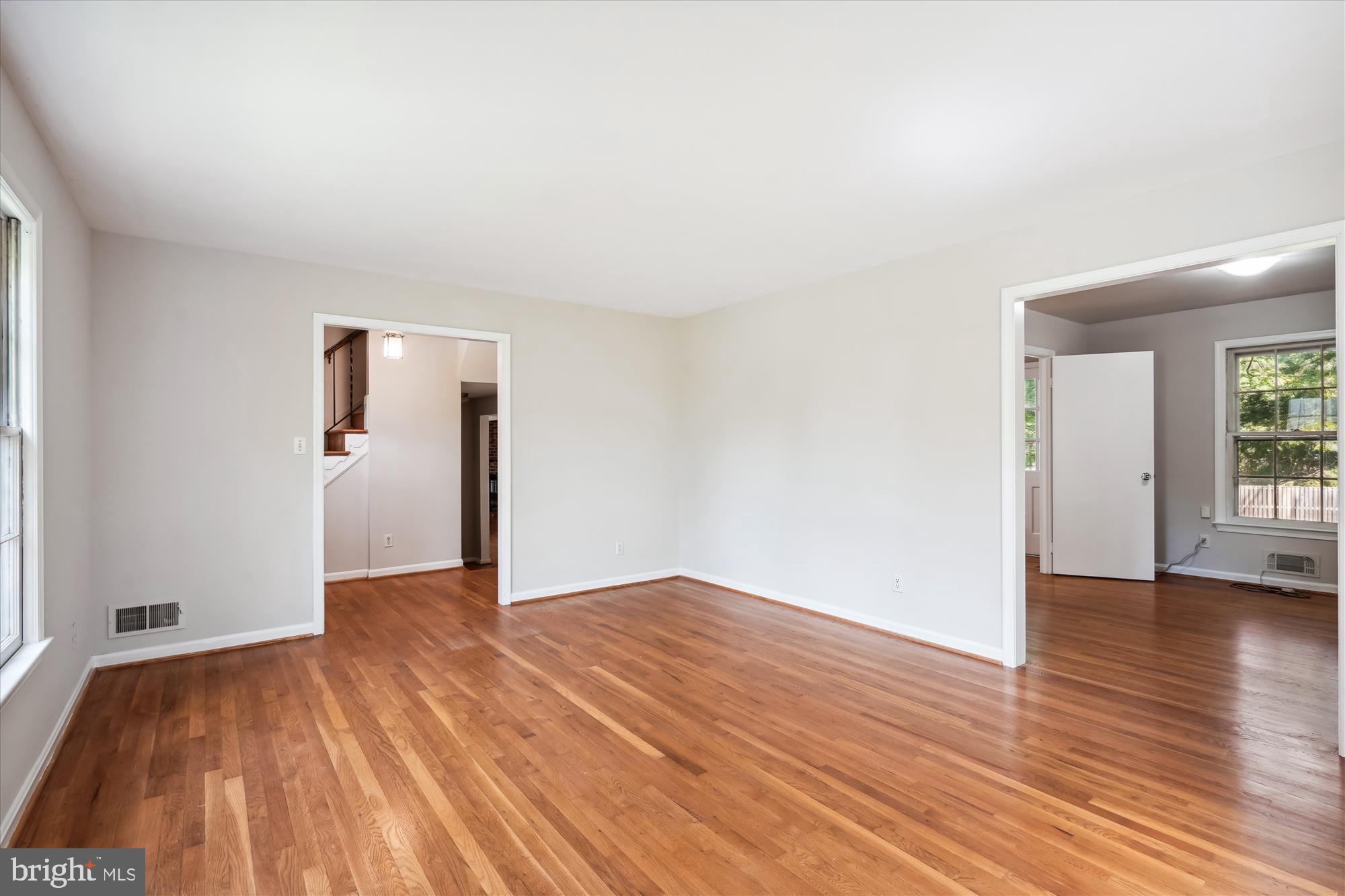 11909 Smoketree Road Potomac, MD 20854 - Photo 9 of 52 Living Room