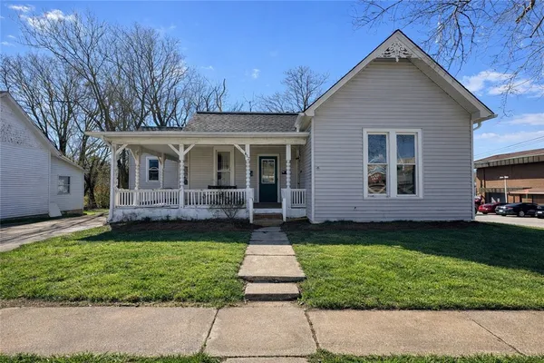 $118,900 | 802 Van Buren Avenue, Charleston, IL 61920