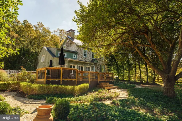 a view of yard with green space