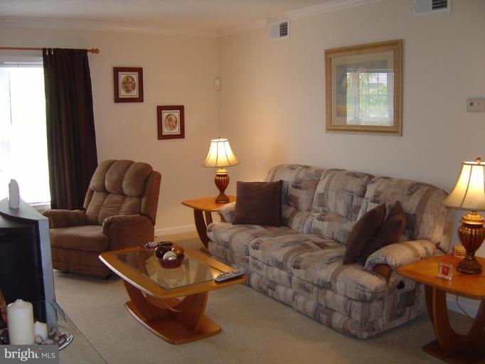 15653 Horseshoe Lane, Unit 653 Woodbridge, VA 22191 - Photo 2 of 7 a living room with furniture
