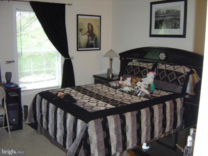 15653 Horseshoe Lane, Unit 653 Woodbridge, VA 22191 - Photo 6 of 7 a bedroom with a bed and a window