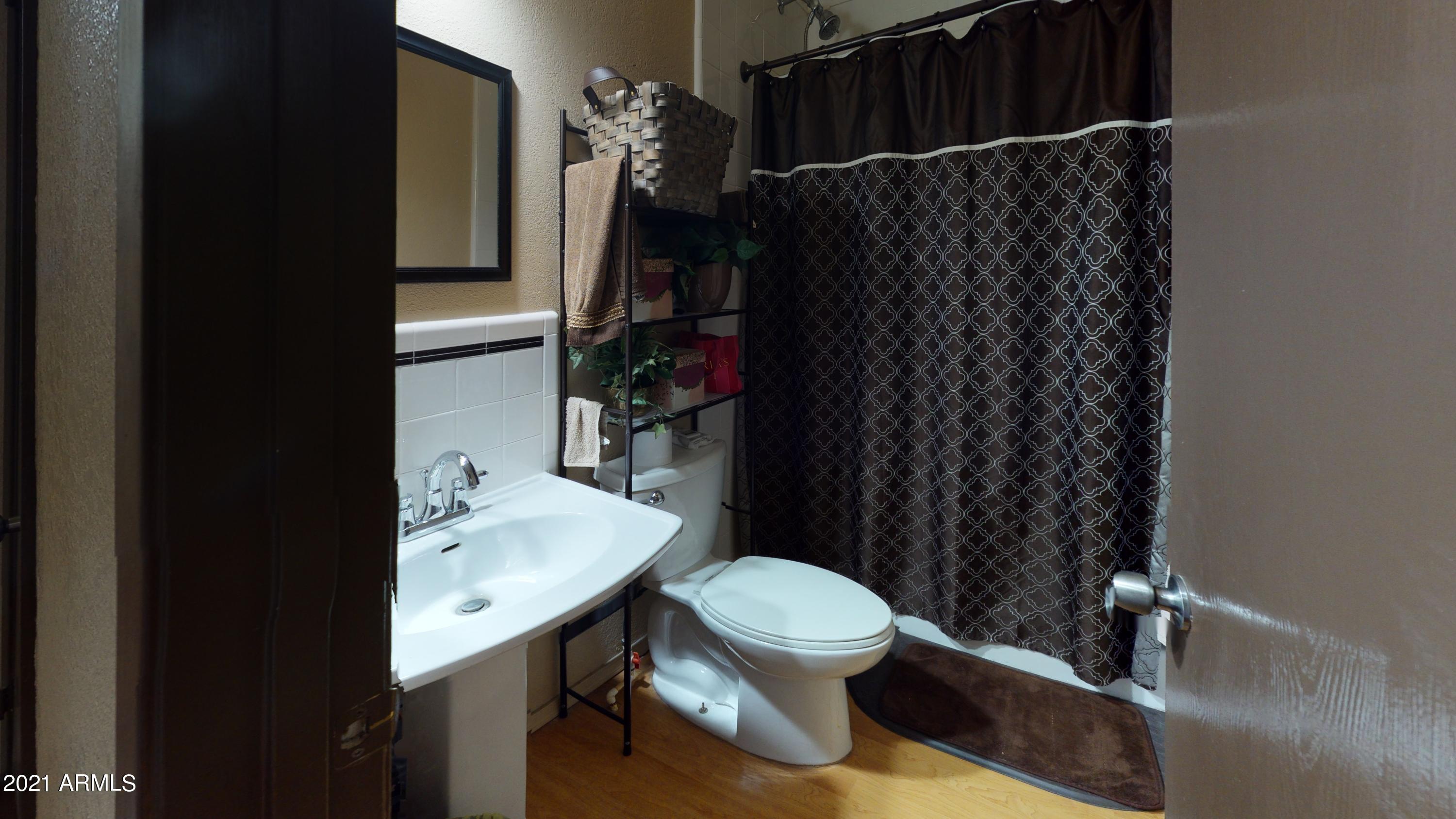 696 North Warren Road Benson, AZ 85602 - Photo 21 of 31 Hall bathroom