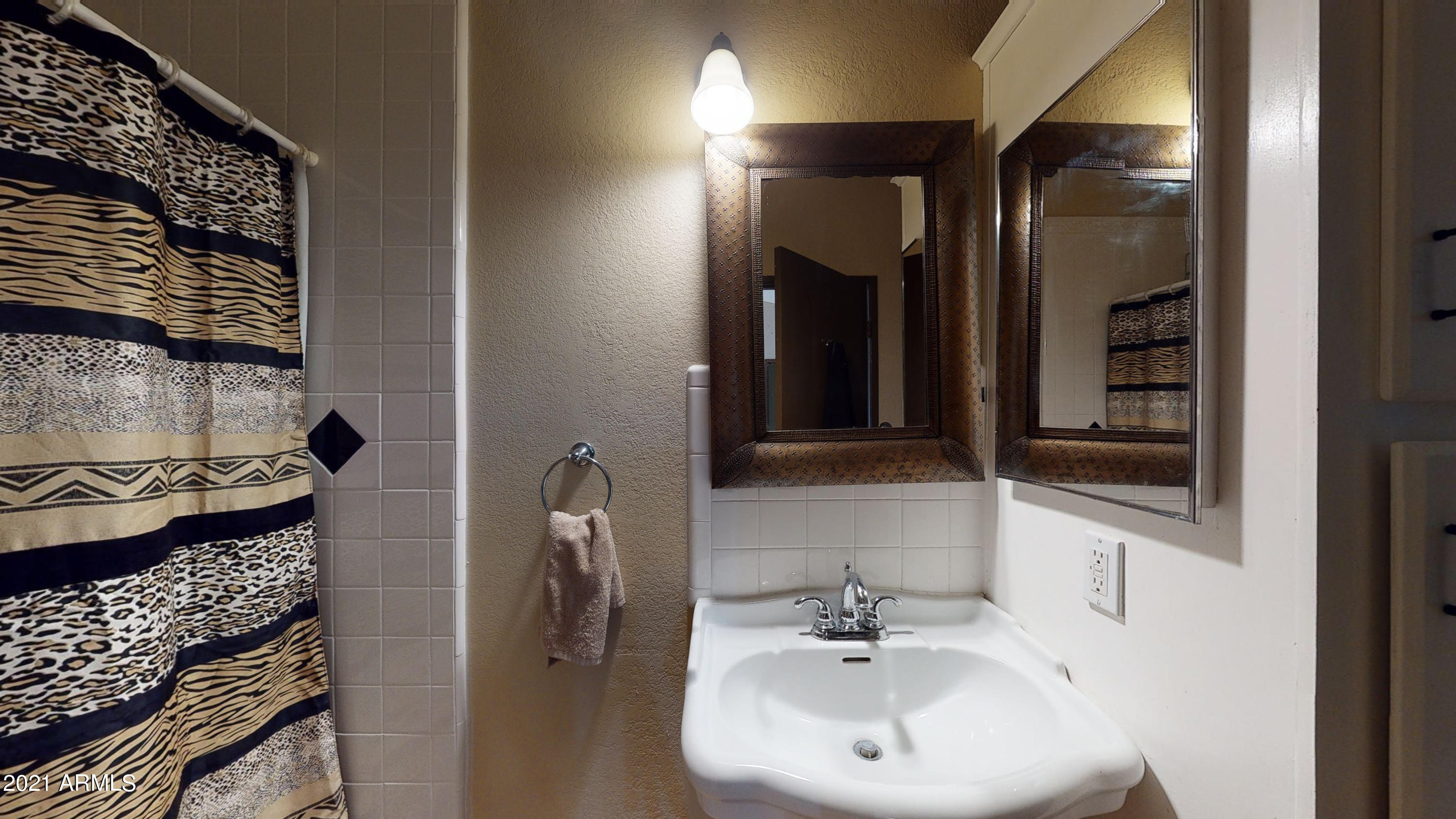 696 North Warren Road Benson, AZ 85602 - Photo 24 of 31 Primary bathroom