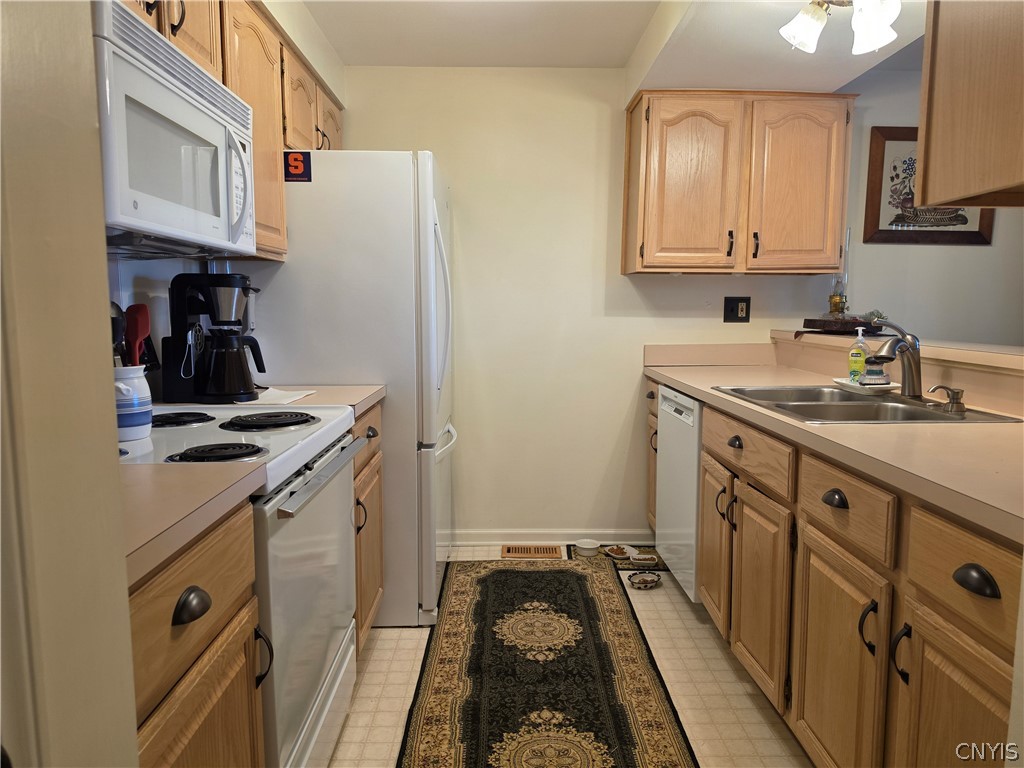 6147 Diffin Road Cicero, NY 13039 - Photo 9 of 45 Functional kitchen