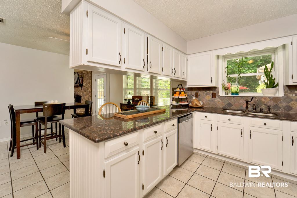 2832 Del Rio Road South Mobile, AL 36693 - Photo 10 of 24