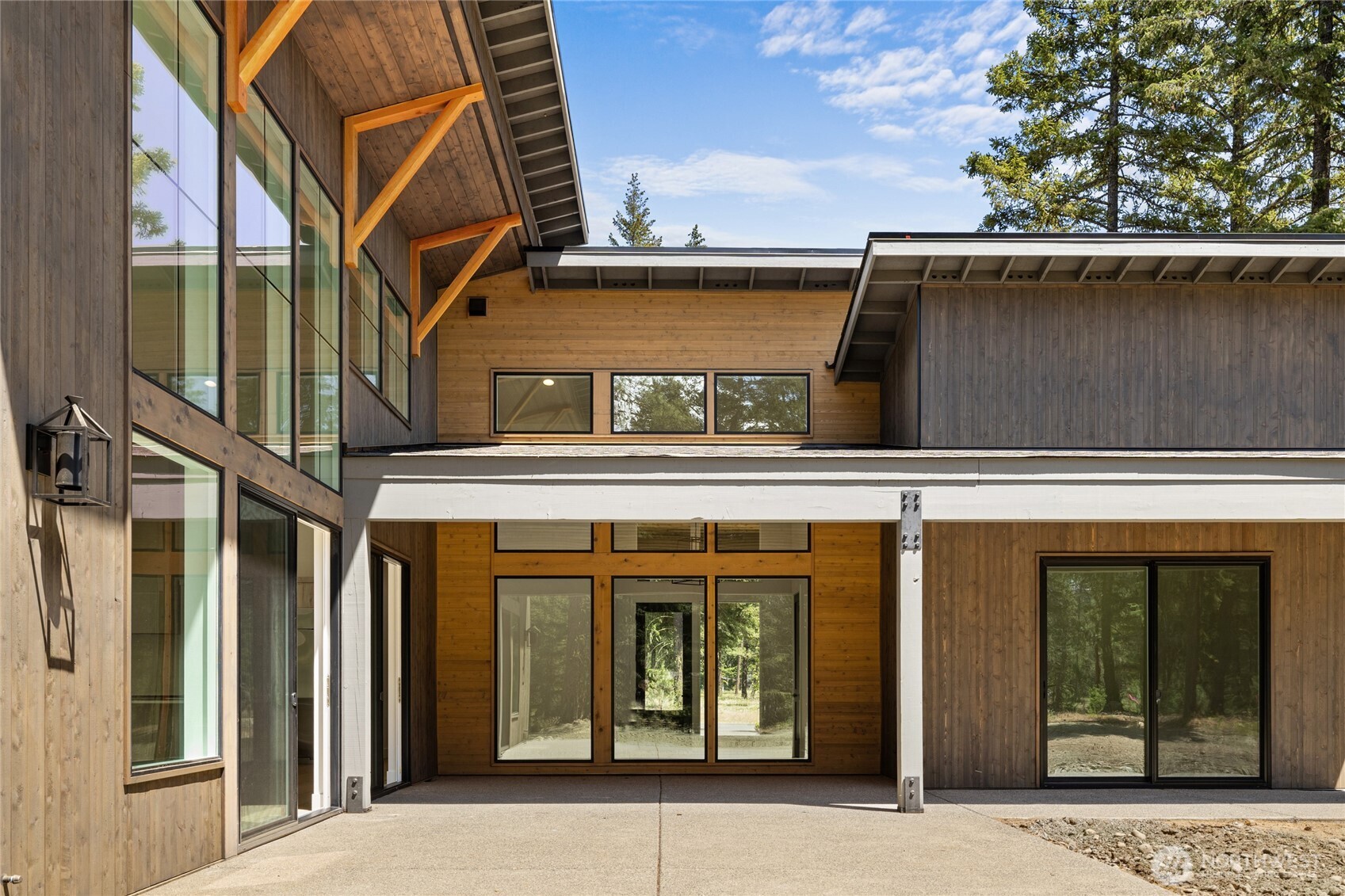1920 Wanawish Loop Cle Elum, WA 98922 - Photo 14 of 17 front view of a building