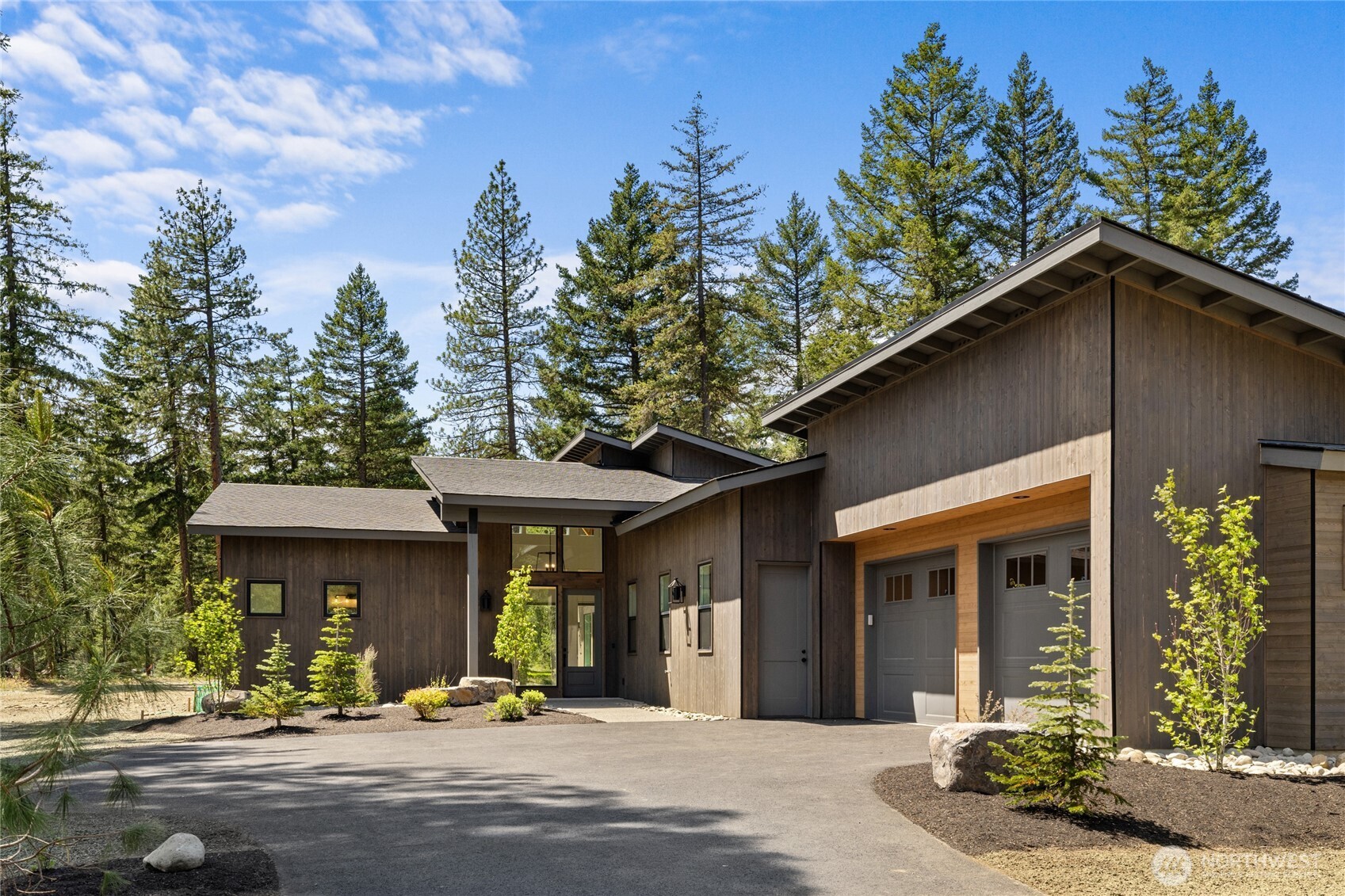 1920 Wanawish Loop Cle Elum, WA 98922 - Photo 2 of 17 a front view of a house